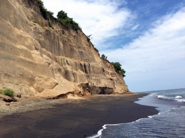 Wisata Pantai Tebing