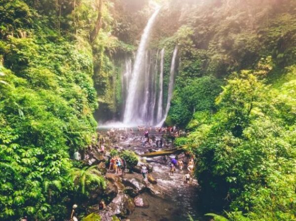 Keindahan Air Terjun Tiu Kelep