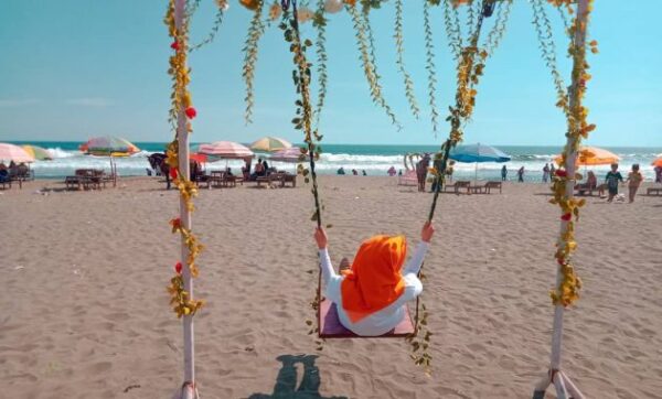 Menikmati Pemandangan Pantai Suwuk