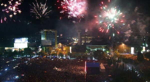 Tahun baru di medan malam acara perayaan tempat wisata event liburan 2021 pesta suasana kembang api pusat hotel kota berita cbd foto grosir terompet hiburan konser merayakan untuk nongkrong