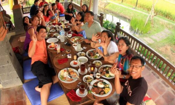 Makan siang di bali tempat backpacker zoo safari selatan seminyak bird park halal makanan gwk enak yang asik bahasa cruise catering nusa dua murah paling jatiluwih kuta kintamani khas menu pantai paket rekomendasi romantis recommended referensi seru ubud voucher