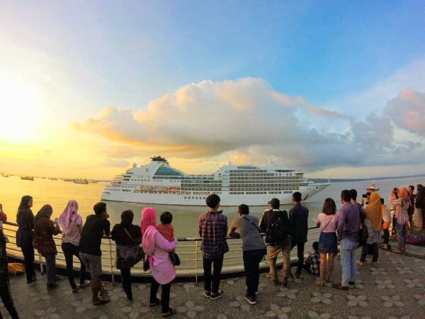 Menikmati Sunrise di Surabaya North Quay