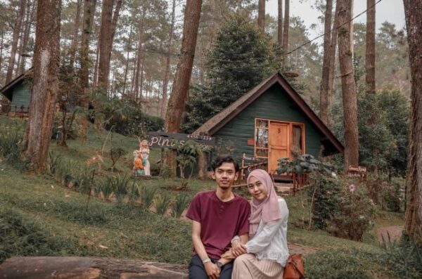 Asiknya Berfoto di Rumah Hobbit Cikole