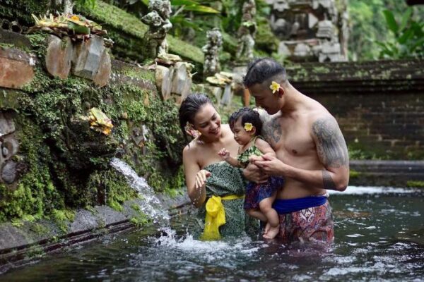 Rio Dewanto dan Atiqah Hasiholan Sudah ke Pura Gunung Kawi Sebatu, Kamu Kapan?