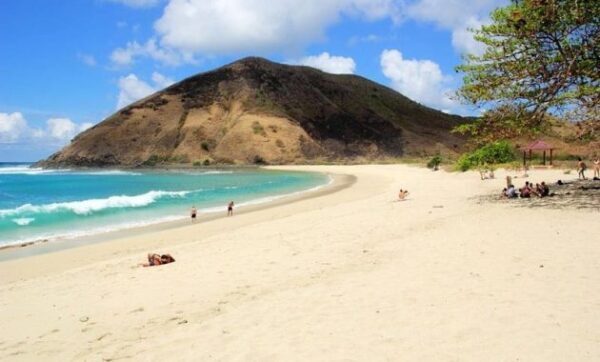 Lokasi Wisata Pantai Mawun di Lombok Tengah Nusa Tenggara Barat, Apakah Bisa Camping?