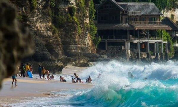 Pantai dreamland di bali lokasi uluwatu pecatu tiket masuk wisata alamat gambar foto hotel map letak bayar tommy soeharto tulungagung indonesia ajibarang sejarah beach salatiga jimbaran sunset