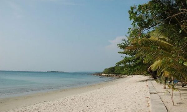 Beberapa Potret Indahnya Pantai Ciputih di Pandeglang Banten dan Termasuk Harga Tiketnya