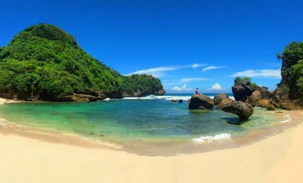 Pantai Watu Leter di Malang Buka Atau Tutup dan Berapa Harga Tiket Masuknya?