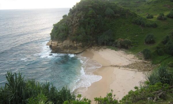 Obyek tempat wisata di wonogiri jawa tengah yang tersembunyi terindah bagus keren pantai nampu gantole baturetno purwantoro jatisrono selogiri sidoharjo ngadirojo manyaran sekitar kota foto gambar religi gunung air terjun jateng daftar nama peta bus rumah terbalik goa bukit baru alas kethu sendang sembukan indonesia