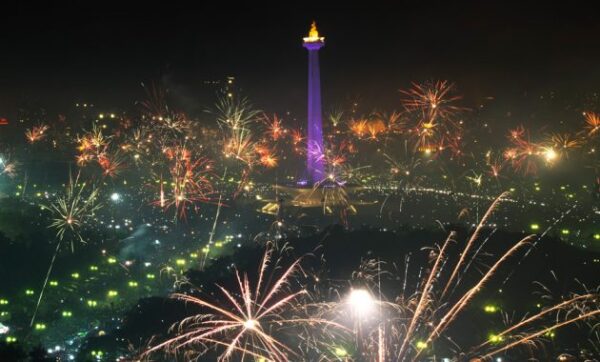 Tahun baru di monas malam acara foto perayaan 2021 video jakarta ada apa tanpa kembang api artis ini buka berita bintang tamu ditutup event gambar hiburan info islam jadwal ke konser mlm persiapan pesta poto pengisi suasana sampah tabligh akbar