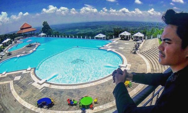 Resort Giri Tirta Kahuripan, Kolam Renangnya Bagus Banget!