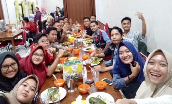 10 Referensi Tempat Makan Untuk Berbuka Puasa Bersama Keluarga Terdekat di Karawang Yang Asyik