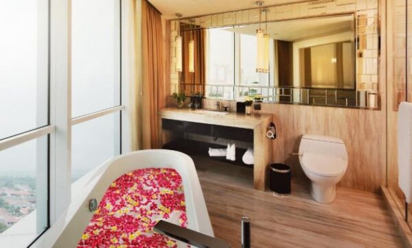 Daftar Hotel Dengan Bathtub di Surabaya Buat Staycation Dengan Harga Per Malam Mulai Rp480.000