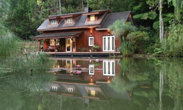 Mooi Lake House, Villa Mewah di Pinggir Danau Dengan Nuansa Eropa Yang Dikelilingi Hutan Rimbun